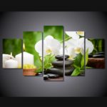 Tableau galets, bougies et orchidées blanches