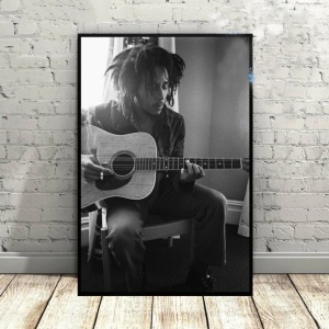 Tableau Bob Marley avec guitare noir et blanc. Bonne qualité, original, accrochée sur un mur dans un salon