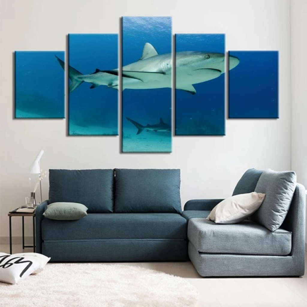 img_Tableau requin attentif_01 Tableau requin attentif. Bonne qualité, original, accrochée sur un mur au dessus d'un canapé dans un salon