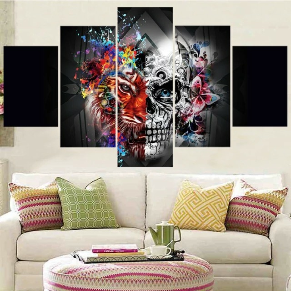 Tableau tête de mort avec lion. Bonne qualité, original, accrochée sur un mur au dessus d'un canapé dans un salon