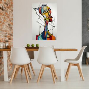In een keuken met een stenen muur hangt een hedendaags abstract mannenschilderij in verschillende kleuren.